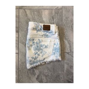 American Eagle white baby blue floral shorts